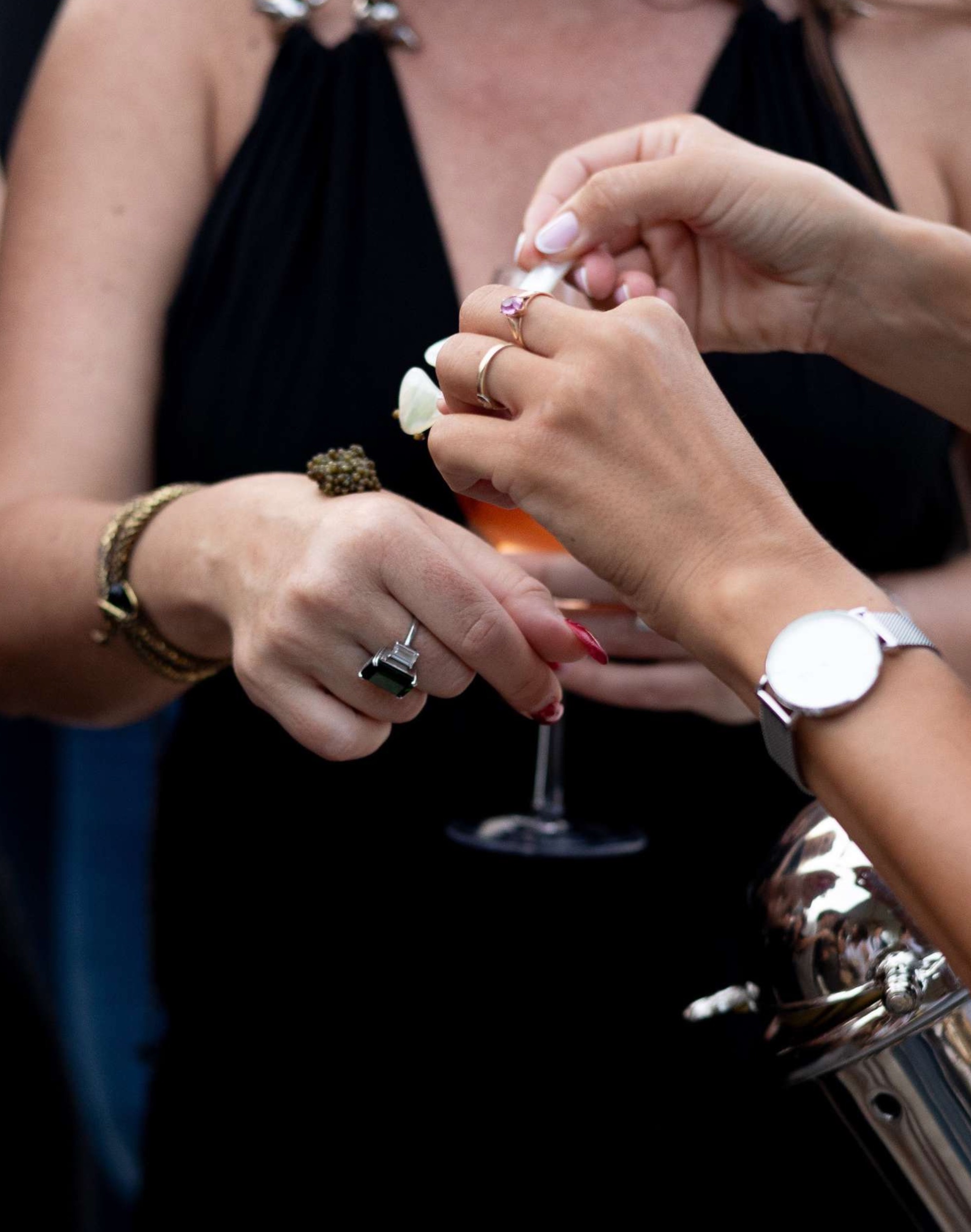 Invitados brindando en un evento con caviar